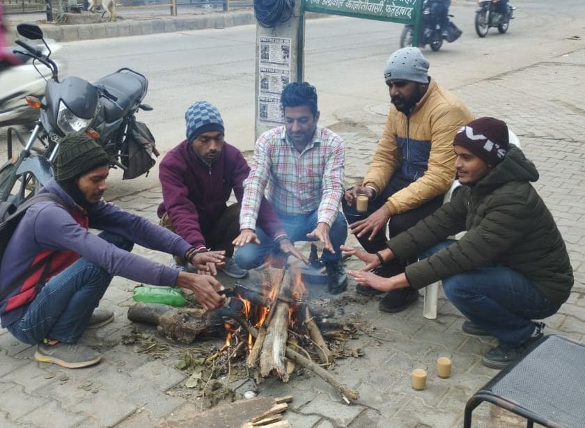 फतेहाबाद के भट्टू रोड पर चाय की चुस्कियों के साथ अलाव सेकते लोग। फतेहाबाद के भट्टू रोड पर चाय की चुस्कियों के साथ अलाव सेकते लोग।