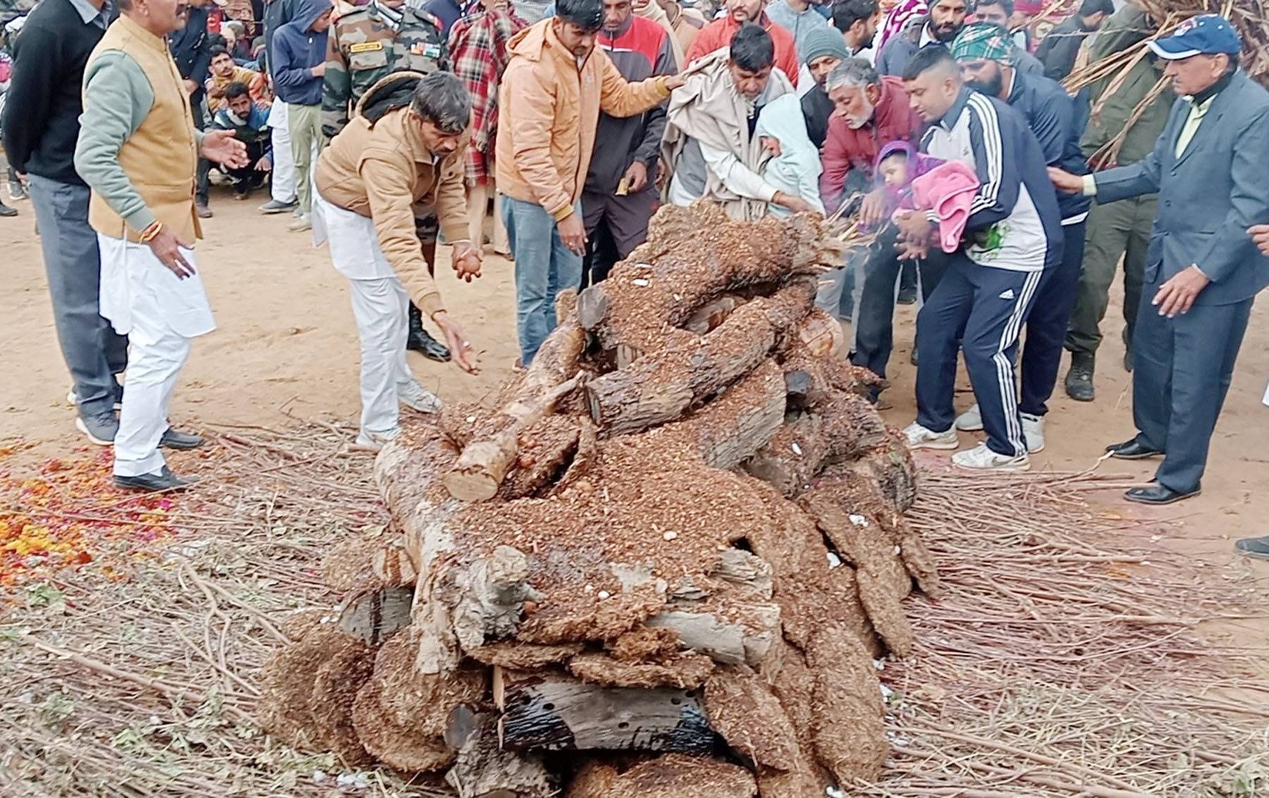 गांव पीलीमंदोरी में साढ़े चार माह का बेटा अपने शहीद पिता के पार्थिव शरीर को मुखाग्नि देते हुए साथ गांव पीलीमंदोरी में साढ़े चार माह का बेटा अपने शहीद पिता के पार्थिव शरीर को मुखाग्नि देते हुए साथ