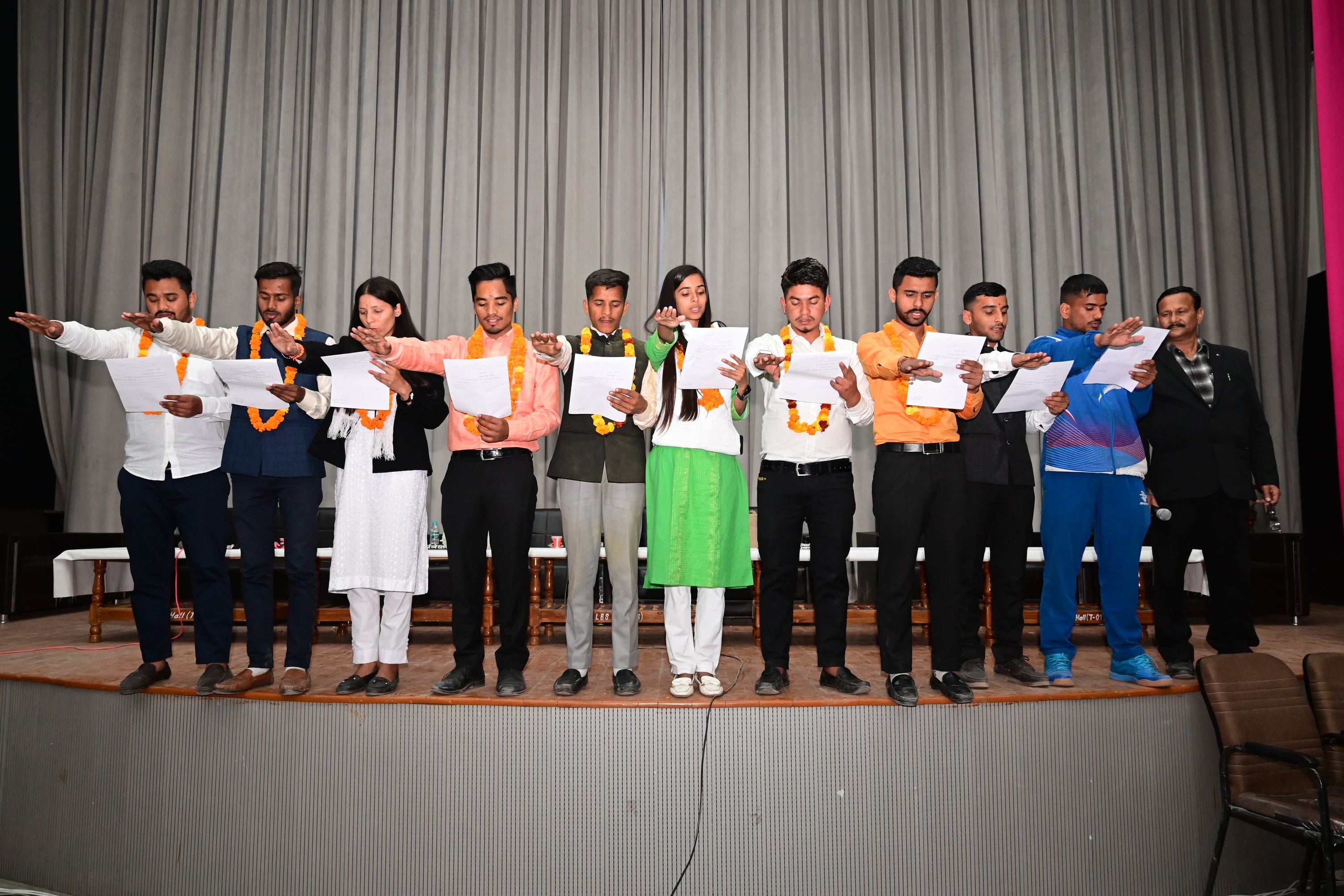 हल्द्वानी एमबी कॉलेज के छात्र संघ चुनाव में निर्वाचित अध्यक्ष पद पर विजयी रश्मि लमगड़िया एवं अन?