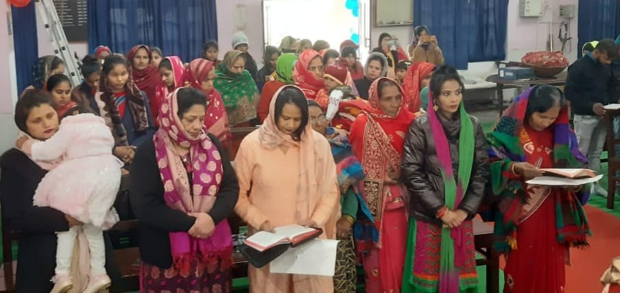 कोताना रोड स्थित सेंट थॉमस चर्च में क्रिसमस पर्व पर प्रार्थना सभा में शामिल महिलाएं व अन्य कोताना रोड स्थित सेंट थॉमस चर्च में क्रिसमस पर्व पर प्रार्थना सभा में शामिल महिलाएं व अन्य