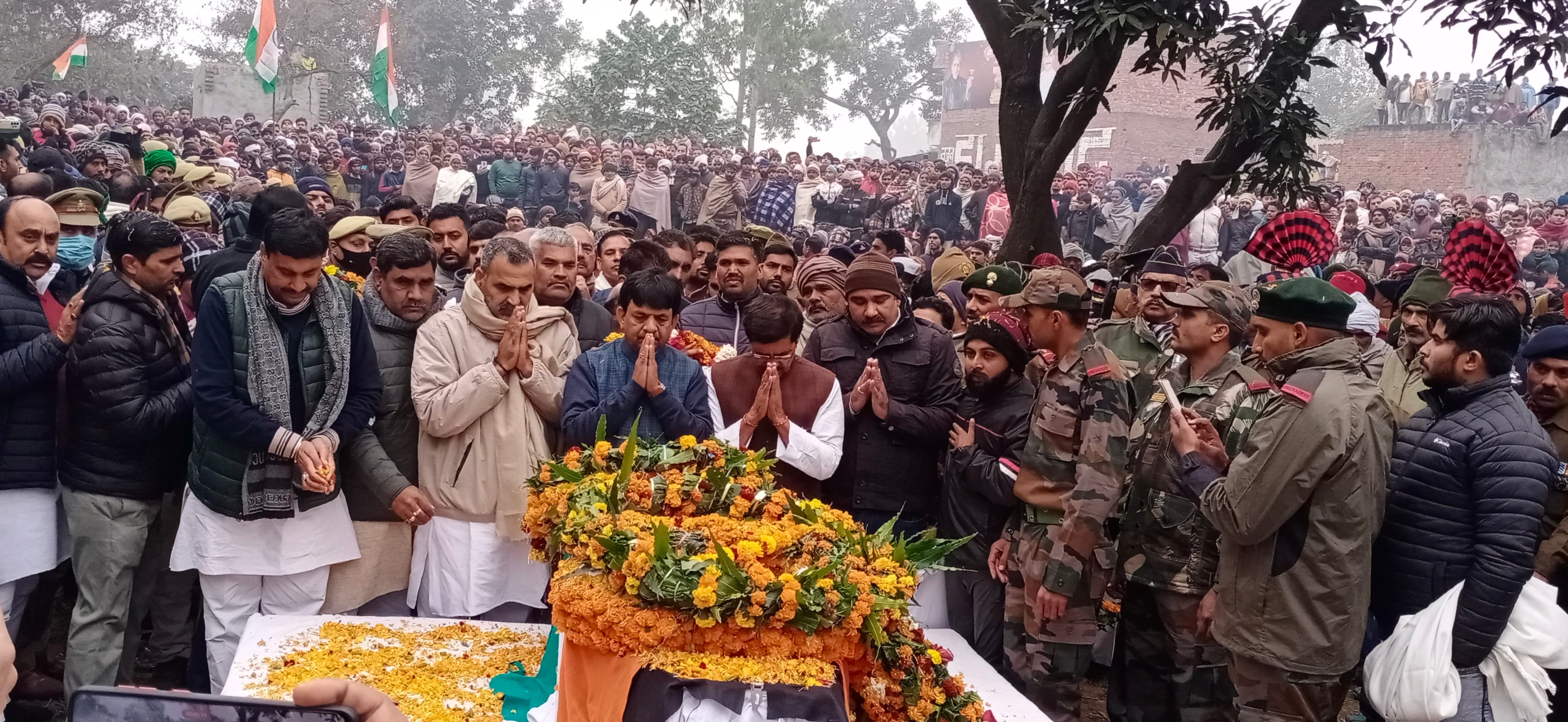 मुजफ्फरनगर ::: शहीद लोकेश सहरावत को अंतिम विदाई देते केंद्रीय राज्यमंत्री डॉ. संजीव बालियान, कौशल ? मुजफ्फरनगर ::: शहीद लोकेश सहरावत को अंतिम विदाई देते केंद्रीय राज्यमंत्री डॉ. संजीव बालियान, कौशल ?