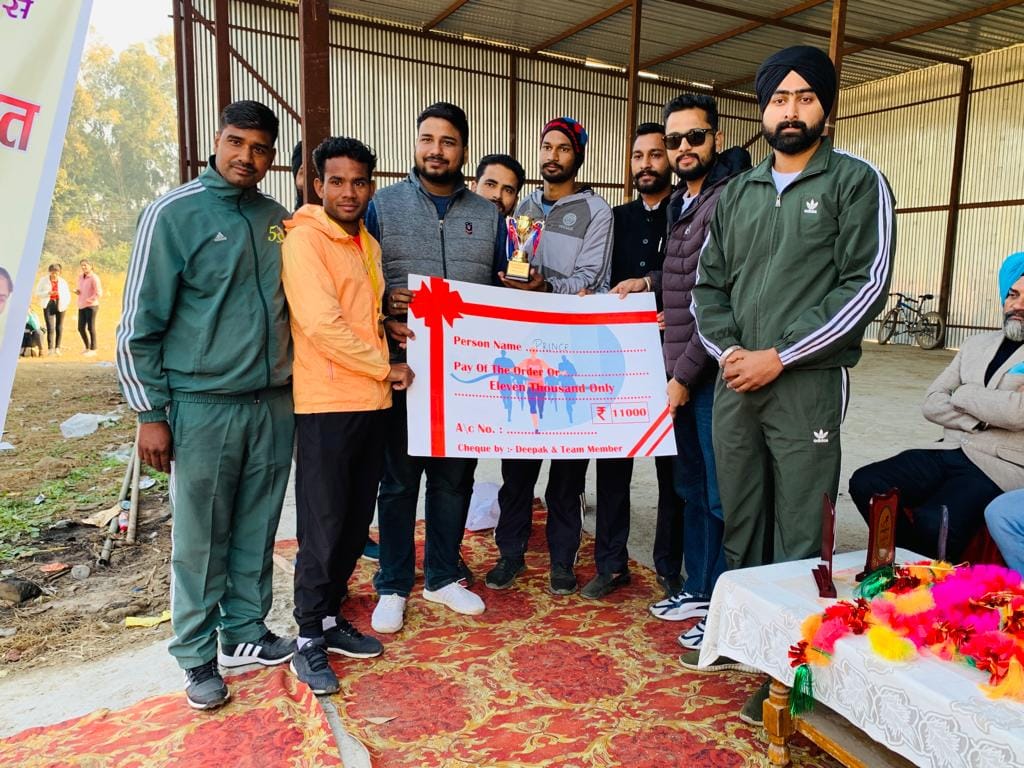 सिरमौर के पांवटा में हरिपुर यूथ क्लब् द्वारा आयोजित मैराथन के पुरुष वर्ग के विजेता को पुरस्कृत क? सिरमौर के पांवटा में हरिपुर यूथ क्लब् द्वारा आयोजित मैराथन के पुरुष वर्ग के विजेता को पुरस्कृत क?