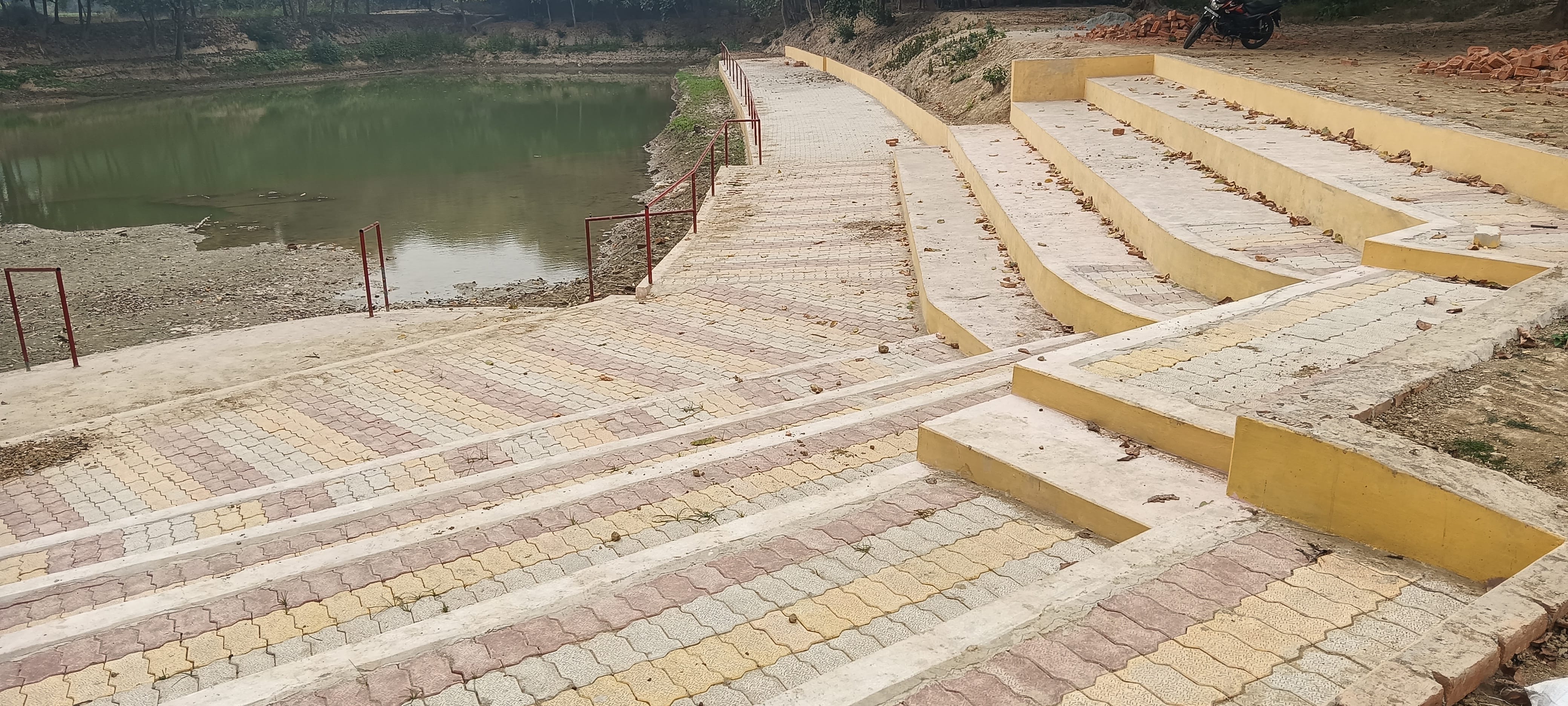 सैदपुर विकास खंड क्षेत्र के नायकडीह गांव में बना अमृत सरोवर। संवाद
