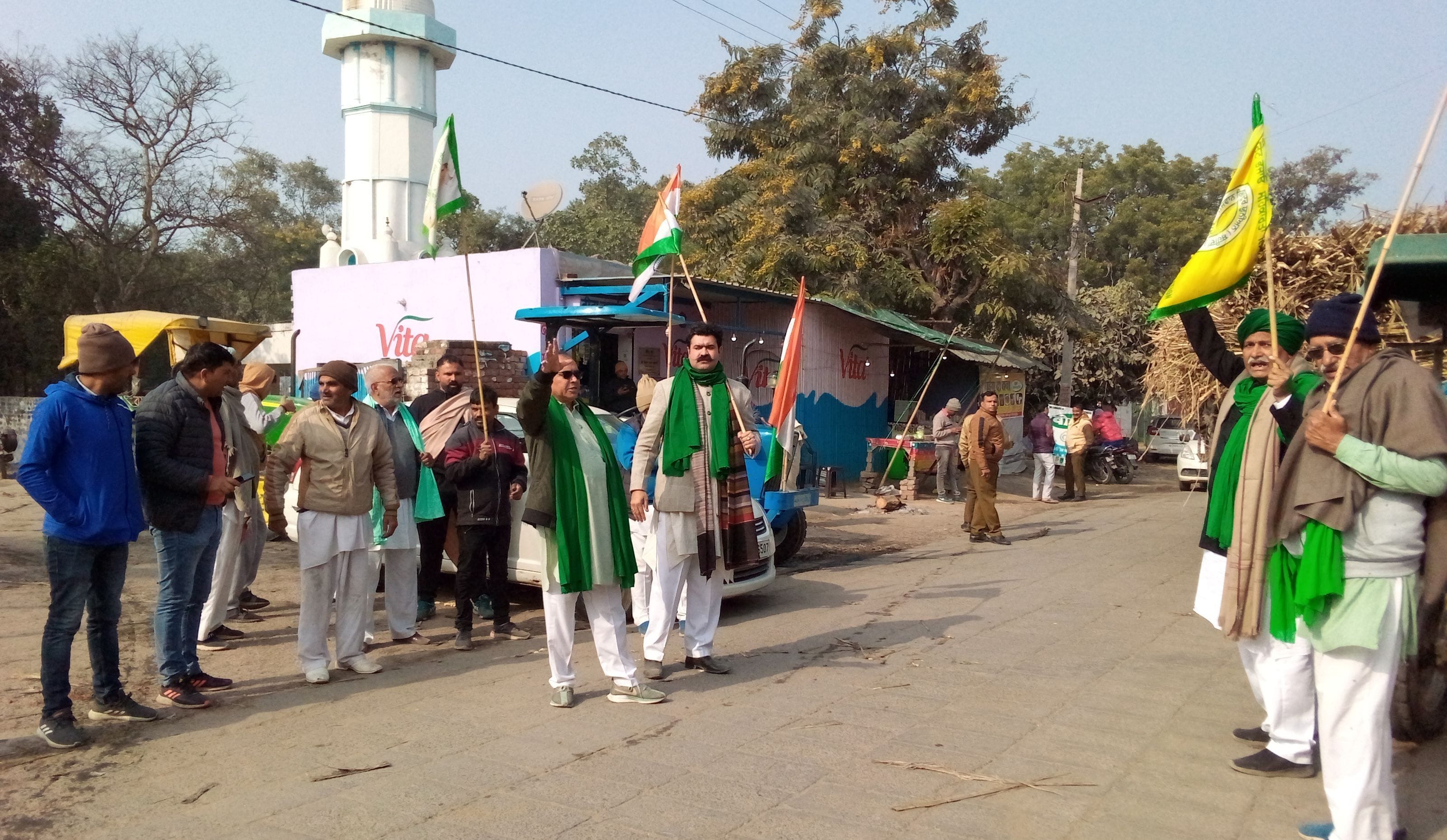 दी सोनीपत सहकारी चीनी मिल के गेट पर प्रदर्शन करते संयुक्त किसान मोर्चा सोनीपत के सदस्य। संवाद दी सोनीपत सहकारी चीनी मिल के गेट पर प्रदर्शन करते संयुक्त किसान मोर्चा सोनीपत के सदस्य। संवाद