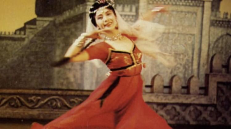 चीन की मशहूर डांसर और चाइना डांसर एसोसिएशन की अध्यक्ष झाओ किंग ने भी संक्रमण के चलते दम तोड़ दिया।