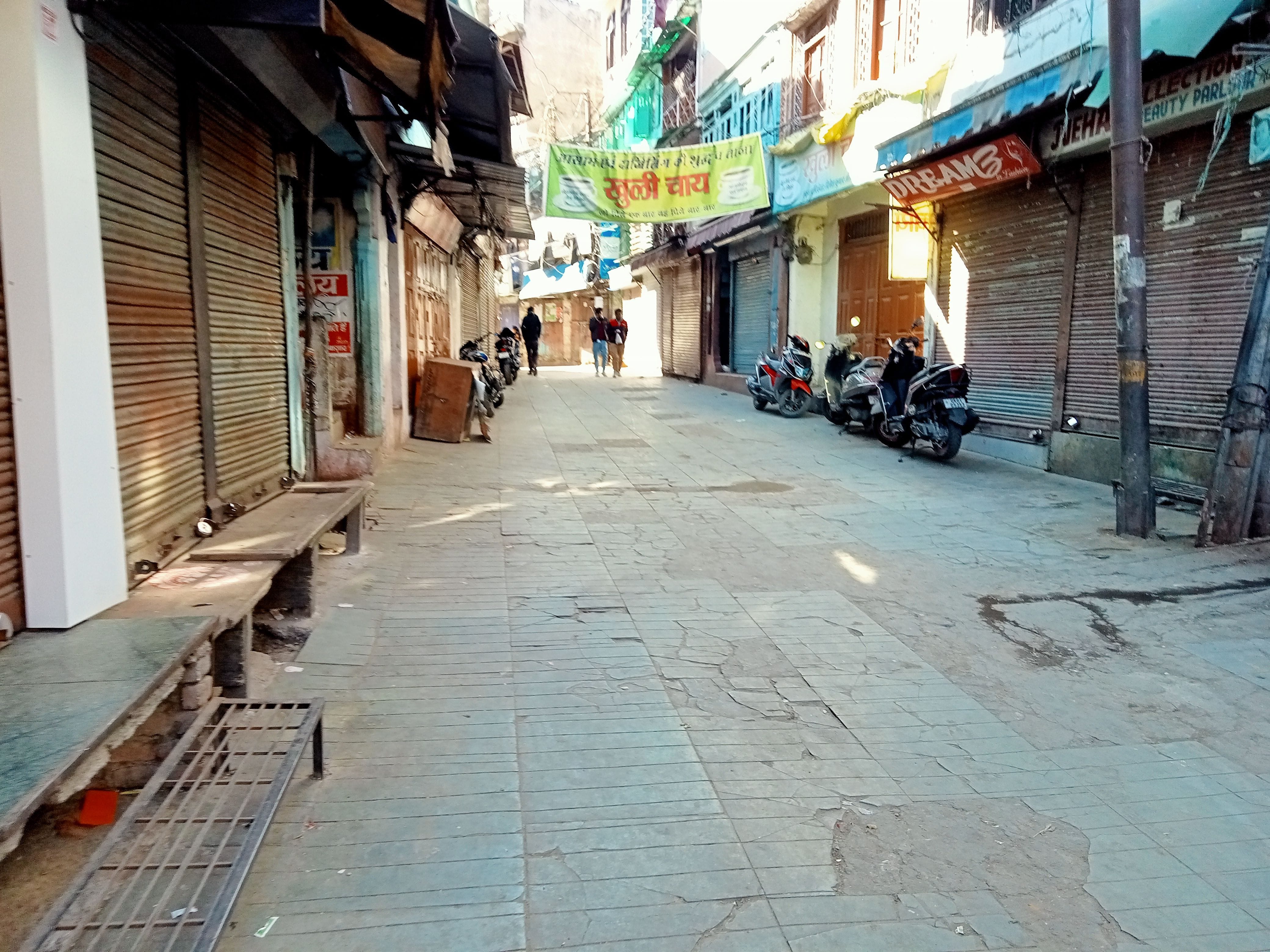 बंद के चलते अल्मोड़ा बाजार में छाया सन्नाटा। संवाद बंद के चलते अल्मोड़ा बाजार में छाया सन्नाटा। संवाद