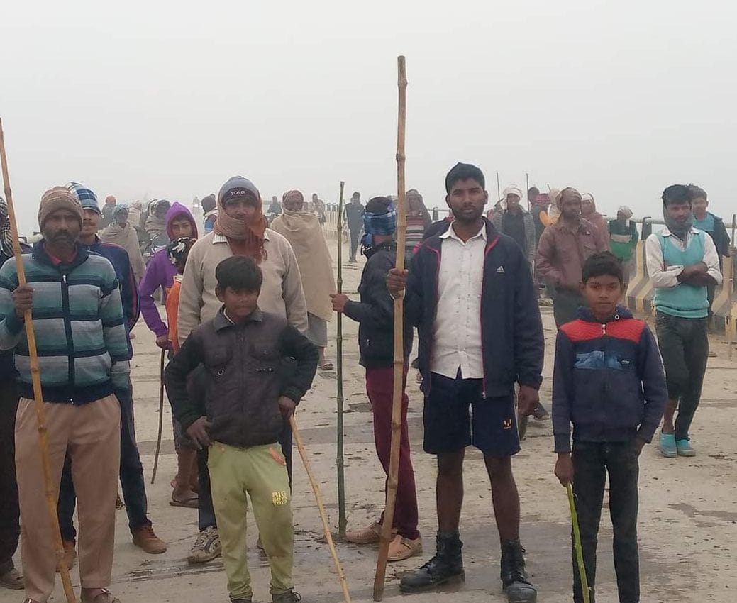 फोटो-34-पुल पर जुटे ग्रामीण किसान