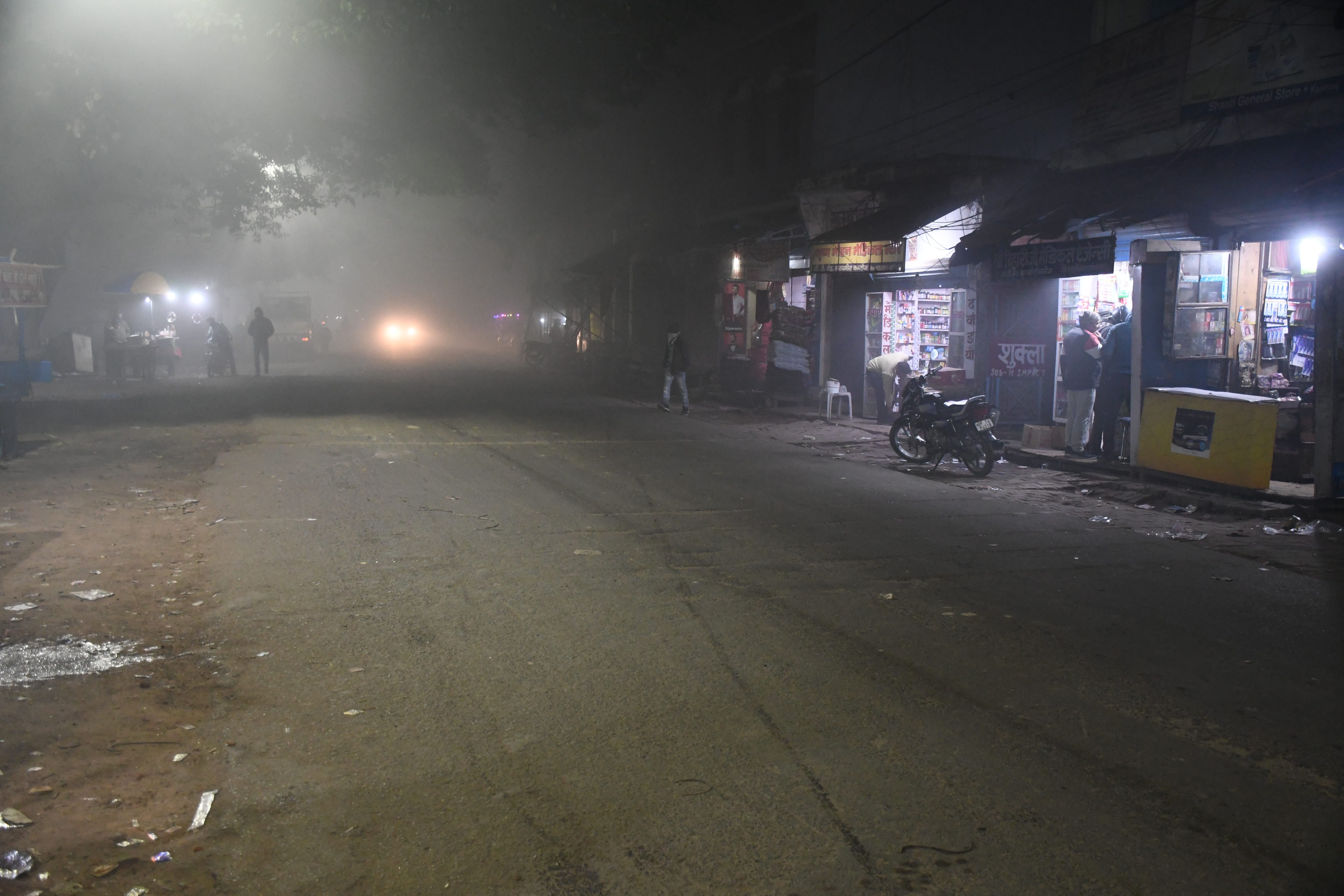 सोमवार की देर शाम सर्दी के चलते घरों में दुबक गए लोग, जीटी रोड पर दिखा सन्नाटा। संवाद सोमवार की देर शाम सर्दी के चलते घरों में दुबक गए लोग, जीटी रोड पर दिखा सन्नाटा। संवाद