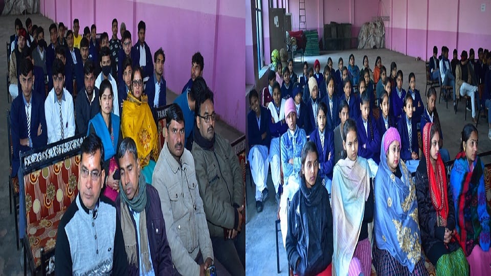 पाठशाला कार्यक्रम में भाग लेते छात्र-छात्राएं औ स्टाफ