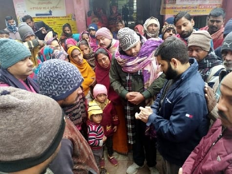 गोला सीएचसी में मृतक की पत्नी बच्चों और परिजनों को सांत्वना देते विधायक। गोला सीएचसी में मृतक की पत्नी बच्चों और परिजनों को सांत्वना देते विधायक।