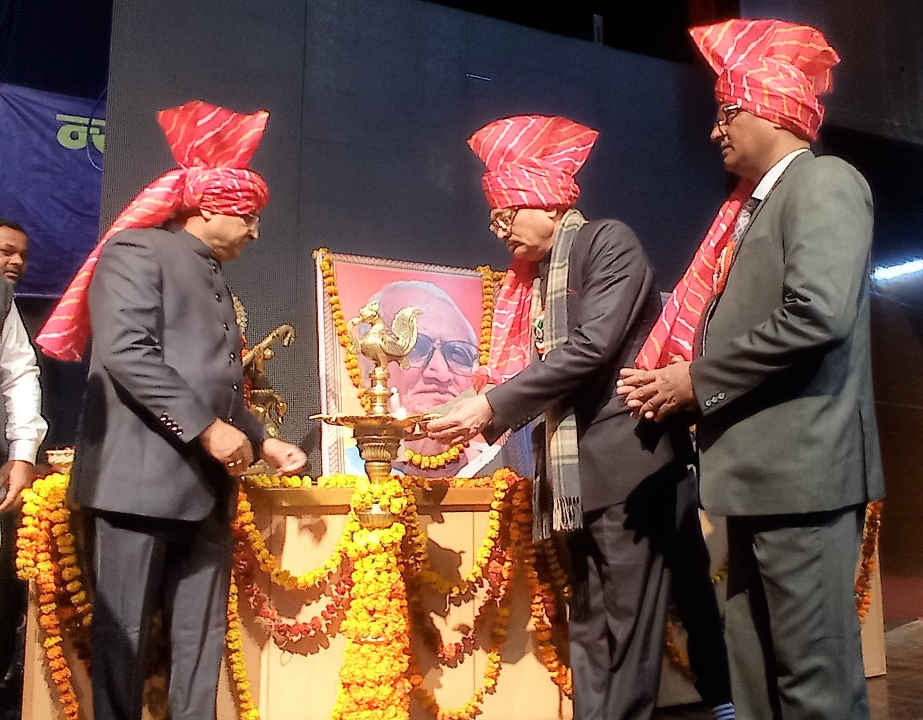  केयू में संगोष्ठी का शुभारंभ करते सुप्रीम कोर्ट के जज सूर्यकांत व अन्य।  संवाद