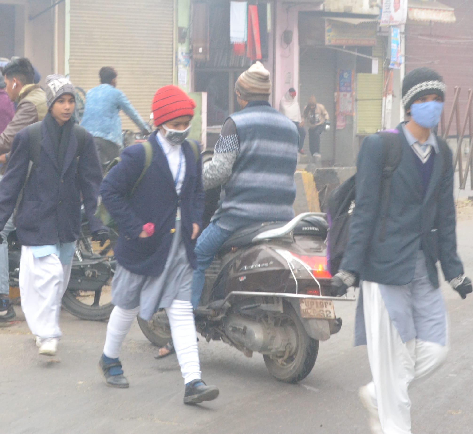 शामली कोहरे में गुजरती छात्राएं शामली कोहरे में गुजरती छात्राएं