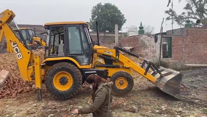 थाना रोरावर के मखदूम नगर में मस्जिद और मदरसा पर कब्जा हटवाने पहुंची राजस्व विभाग की टीम साथ में ज?