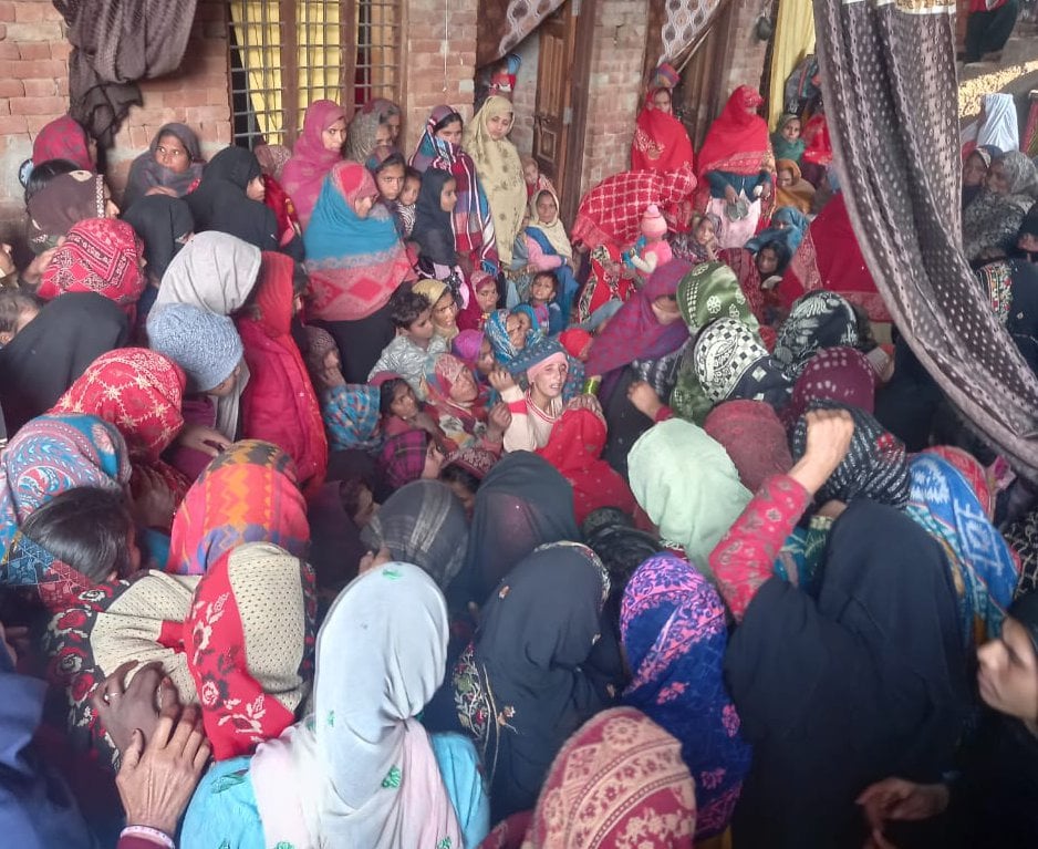 थानाभवन क्षेत्र के गांव भैसानी इस्लामपुर में विलाप करते नाजिम के परिजन। थानाभवन क्षेत्र के गांव भैसानी इस्लामपुर में विलाप करते नाजिम के परिजन।