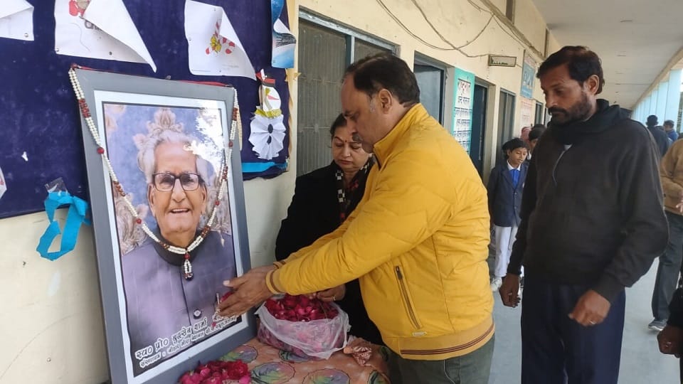 प्रो नीहार को श्रद्धासुमन अर्पित करते हुए