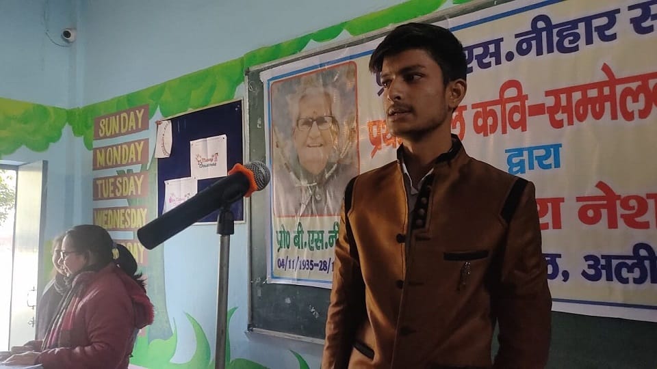 बाल कवि कविता पाठ करते हुए