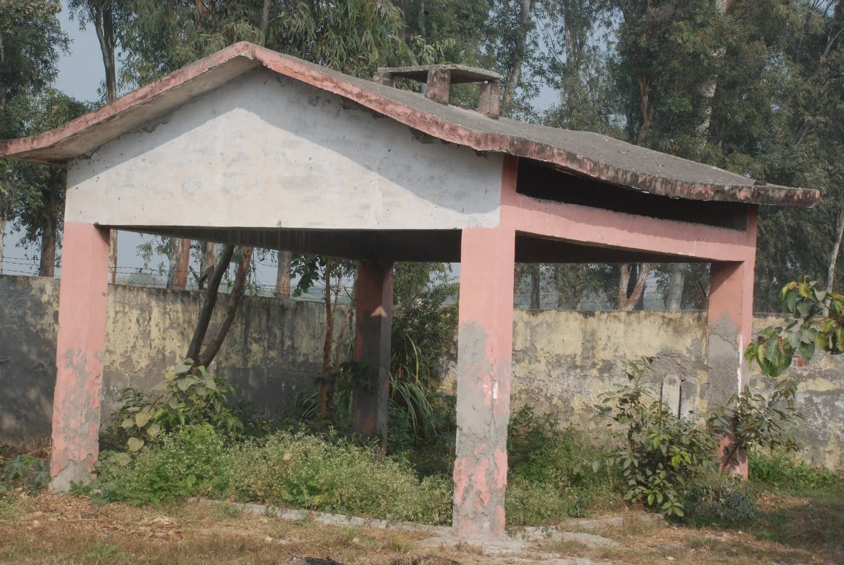 बागपत के पक्काघाट स्थित शमशान घाट में जर्जर हालत में अंत्योष्टि स्थल बागपत के पक्काघाट स्थित शमशान घाट में जर्जर हालत में अंत्योष्टि स्थल