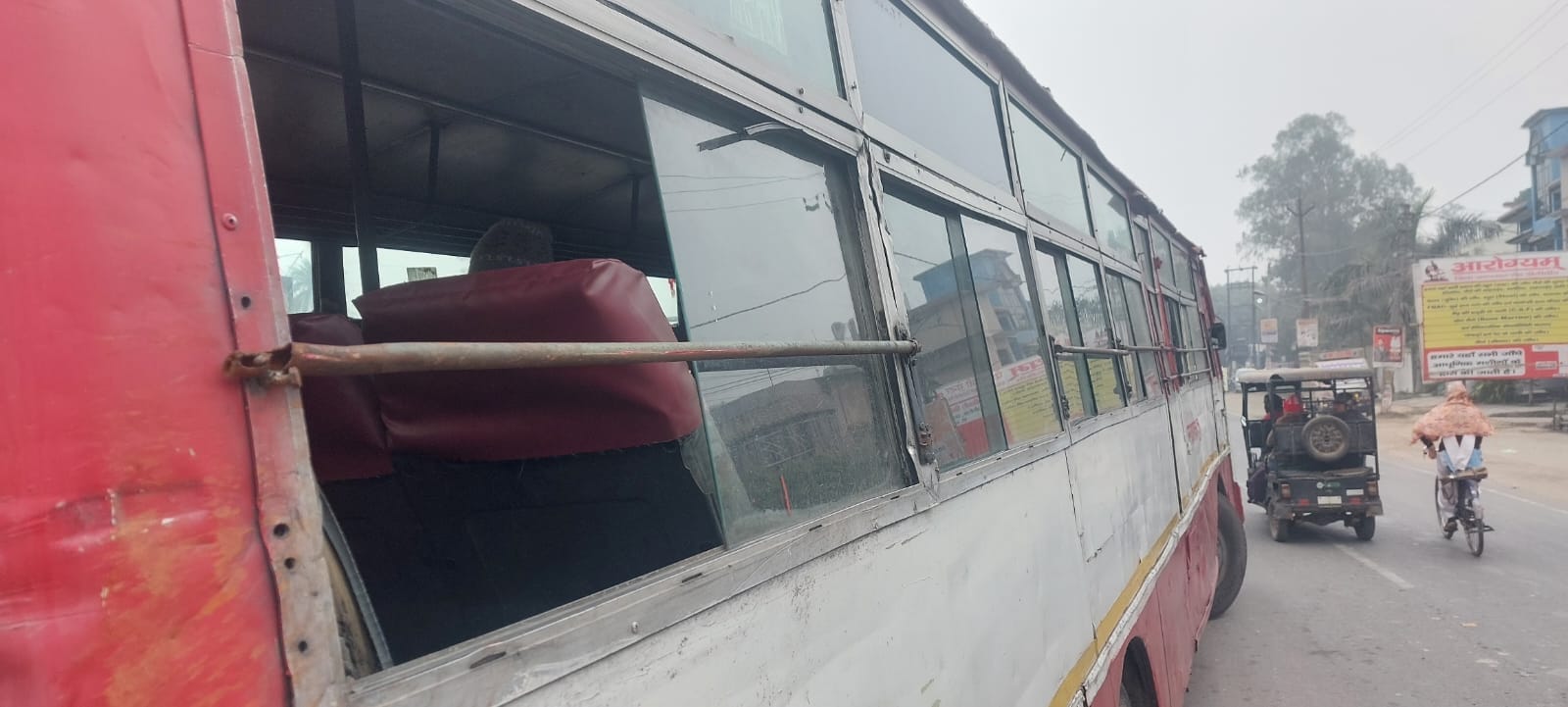 बरेली की ओर जा रही रोडवेज बस की खिड़की की गायब शीशा। संवाद बरेली की ओर जा रही रोडवेज बस की खिड़की की गायब शीशा। संवाद