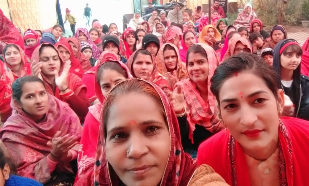 गंगोह के गांव खालिदपुर में चल रही कथा का आनंद लेते श्रद्धालु गंगोह के गांव खालिदपुर में चल रही कथा का आनंद लेते श्रद्धालु