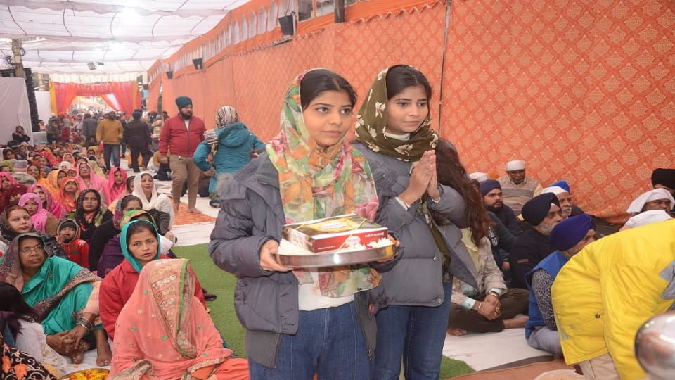 गुरू गोबिंद जयंती पर अनुयायी