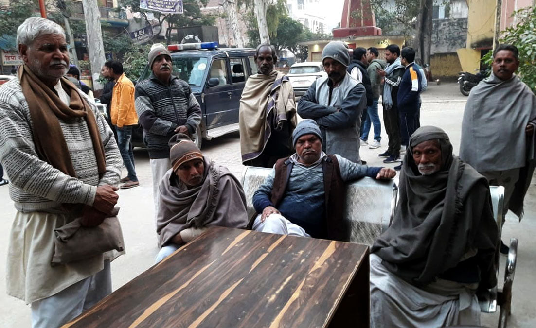 खेकड़ा थाने में पहुंचे मृतक युवक विनेश के परिजन