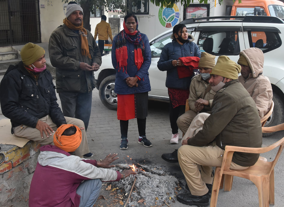 सहारनपुर में घने कोहरे  में कलेक्ट्रेट परिसर में अलाव के सहारे बैठे पुलिस कर्मी