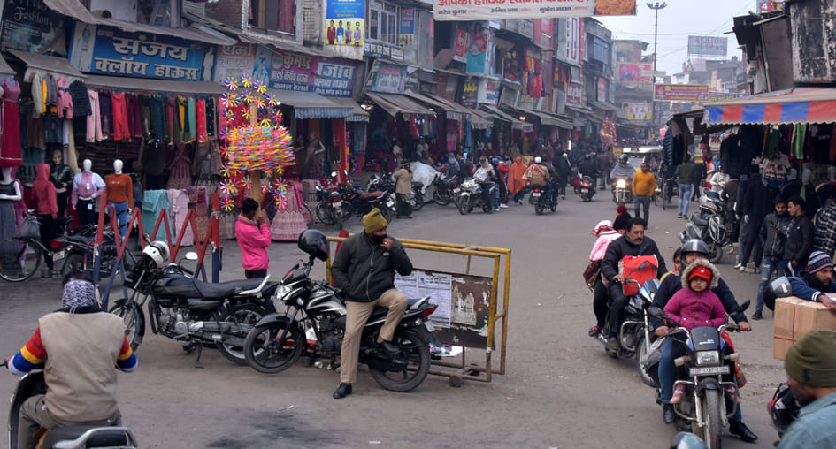 सहारनपुर में ठंड के चलते बाजारो में भीड़ रही कम।