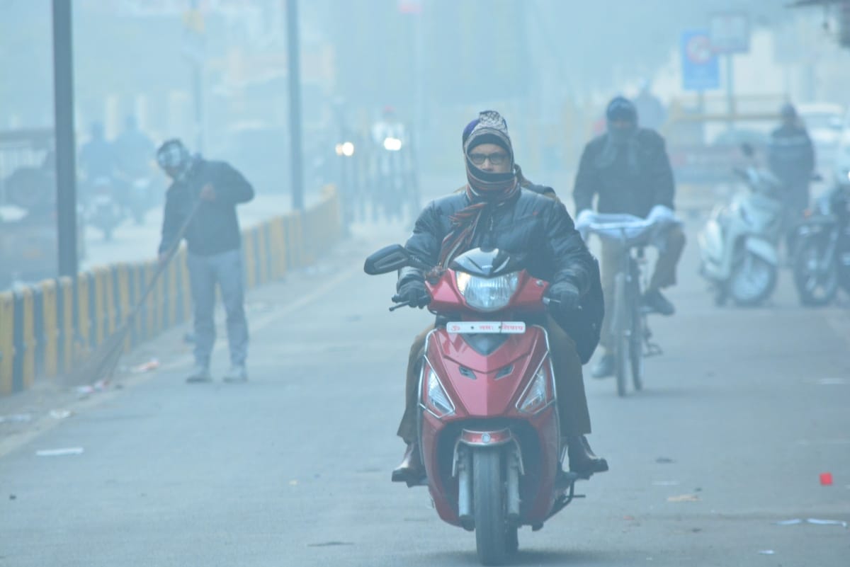सोमवार सुबह ठंड व कोहरे में गंतव्य को जाते वाहन सवार।