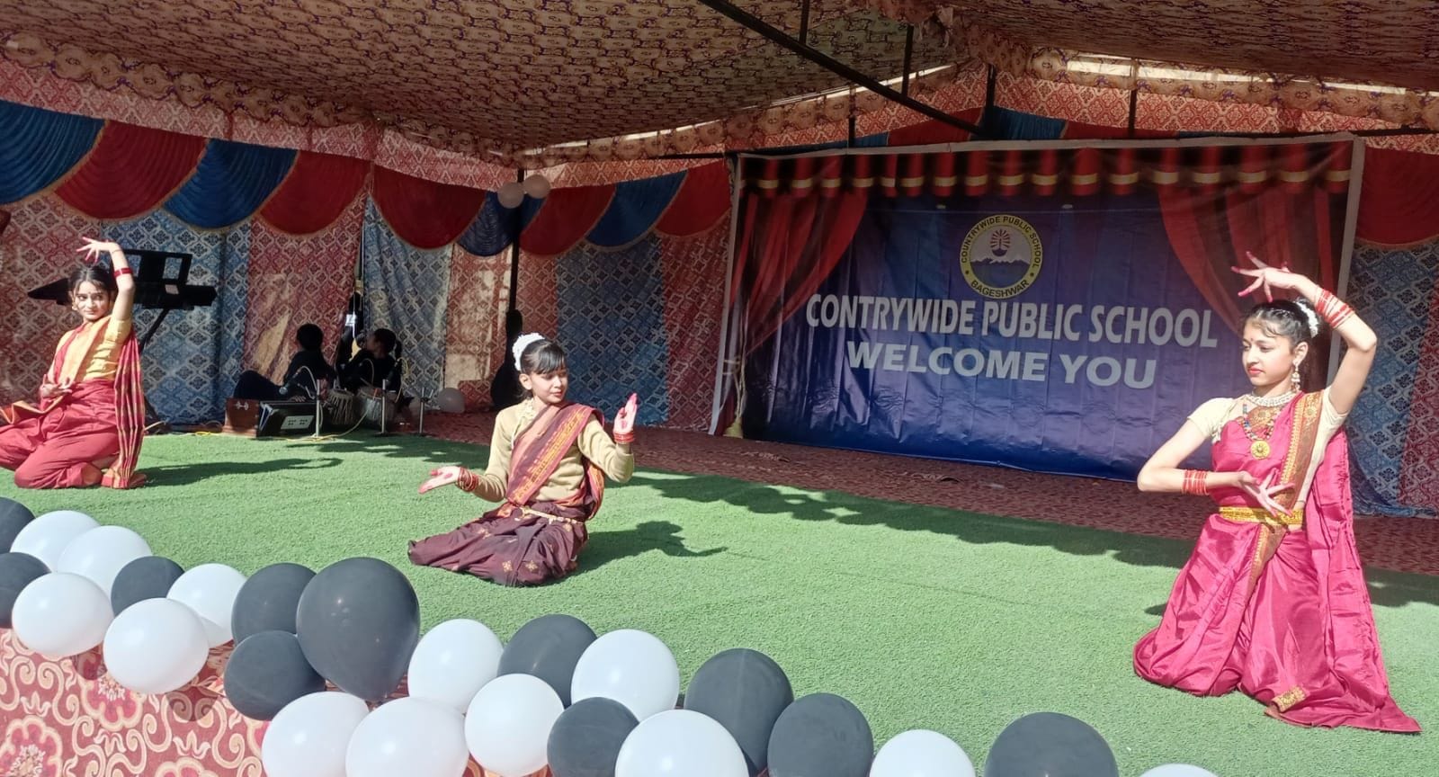 बागेश्वर के कंट्रीवाइड स्कूल कठायतबाड़ा में आयोजित बाल मेले में नृत्य पेश करतीं छात्राएं। संवा? बागेश्वर के कंट्रीवाइड स्कूल कठायतबाड़ा में आयोजित बाल मेले में नृत्य पेश करतीं छात्राएं। संवा?
