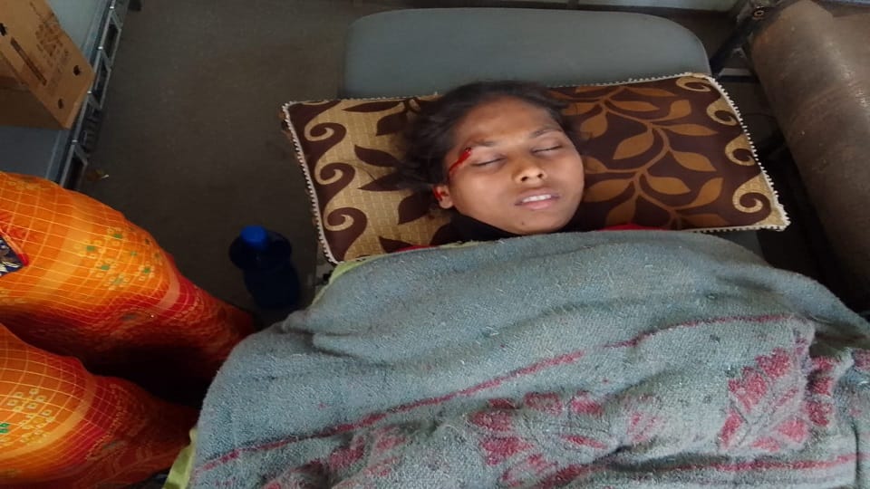 घायल किशोरी