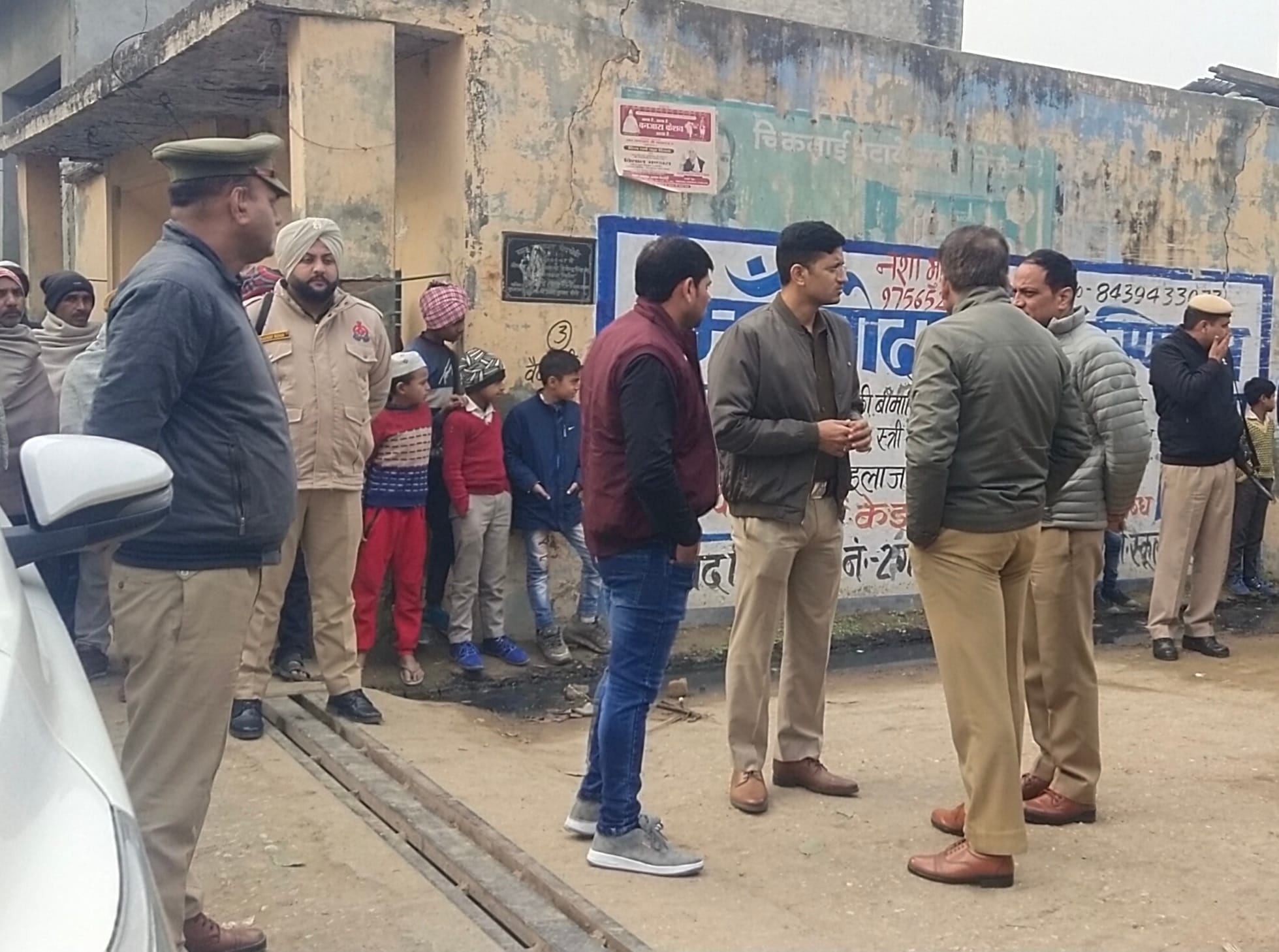 झिंना के गांव बेदखेड़ी में लूट के बाद एसपी अभिषेक झा अधिनस्तों से विचार विमर्श करते हुए। झिंना के गांव बेदखेड़ी में लूट के बाद एसपी अभिषेक झा अधिनस्तों से विचार विमर्श करते हुए।