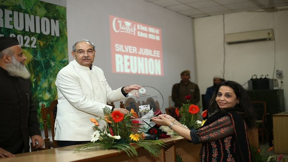 एएमयू वीसी प्रो तारिक मंसूर रीयूनियन में 