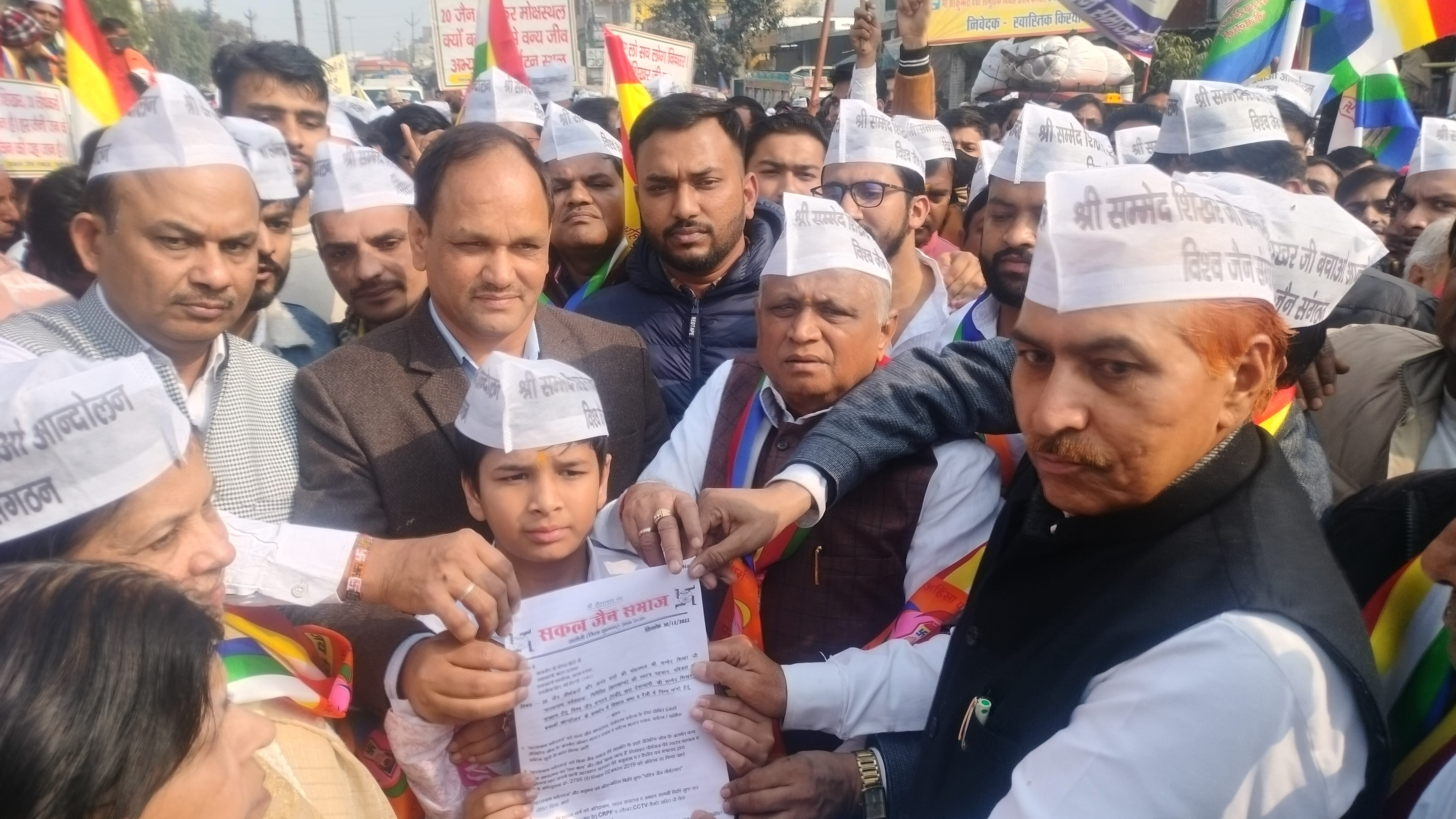 खतौली एसडीएम को ज्ञापन देते हुए जैनसमाज के लोगों के साथ विधायक। खतौली एसडीएम को ज्ञापन देते हुए जैनसमाज के लोगों के साथ विधायक।