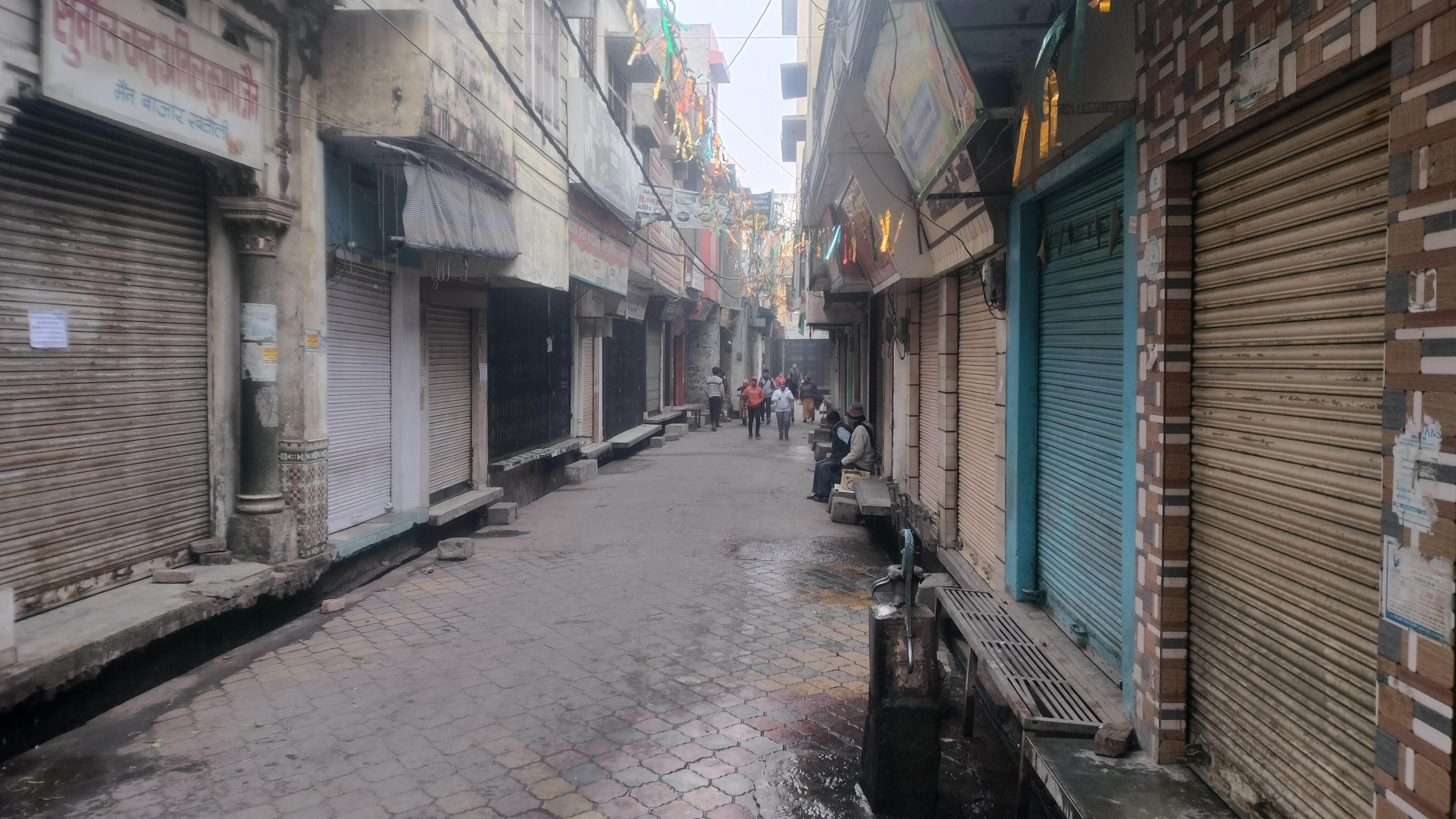 खतौली में जैन समाज ने रैली के दौरान दुकानें रखी बंद। खतौली में जैन समाज ने रैली के दौरान दुकानें रखी बंद।