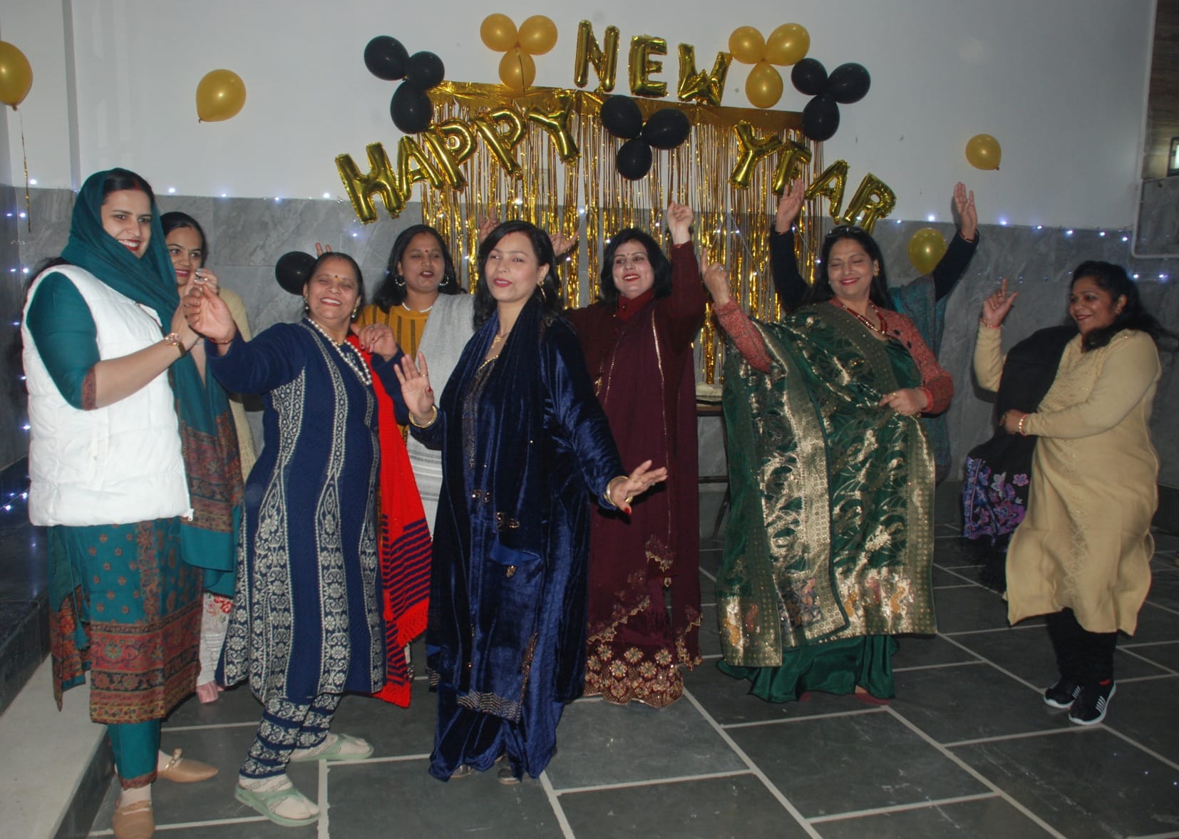 2023 भी ऐसे की खुशियों से भरपुर को आपका नववर्ष:बागपत में नववर्ष के गीतों पर नृत्य करती महिलाएं 2023 भी ऐसे की खुशियों से भरपुर को आपका नववर्ष:बागपत में नववर्ष के गीतों पर नृत्य करती महिलाएं
