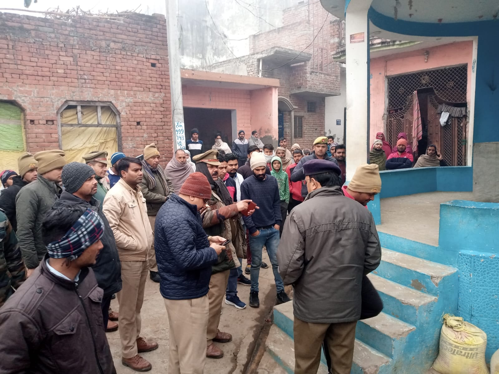 4-रतनपुरी के भूपखेड़ी में बाबा साहेब की प्रतिमा को खंडित होने की जांच करती पुलिस 4-रतनपुरी के भूपखेड़ी में बाबा साहेब की प्रतिमा को खंडित होने की जांच करती पुलिस