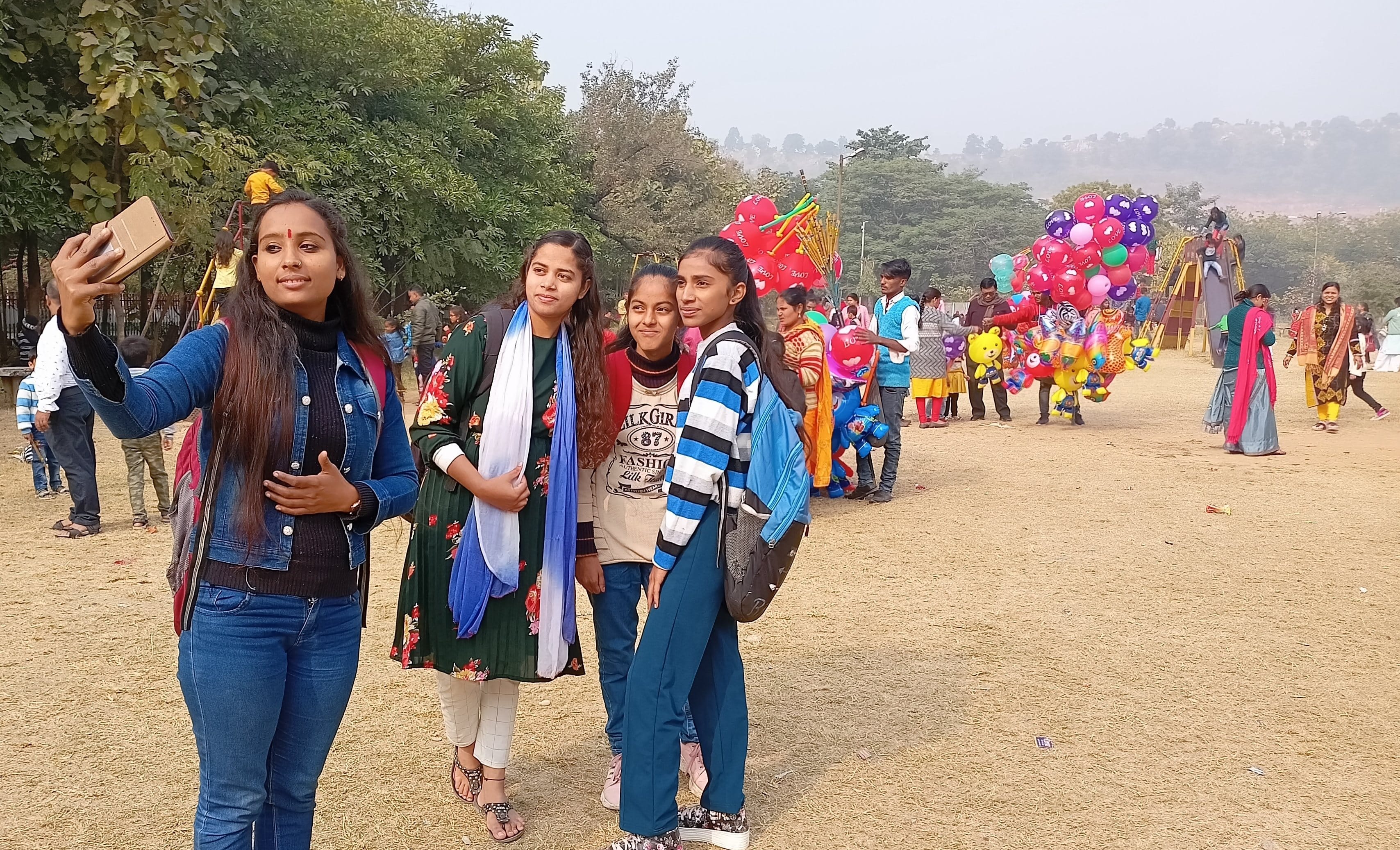 अनपरा तापीय परिसर स्थित गांधी पार्क में नव वर्ष पर सेल्फी लेती बालिकाएं अनपरा तापीय परिसर स्थित गांधी पार्क में नव वर्ष पर सेल्फी लेती बालिकाएं