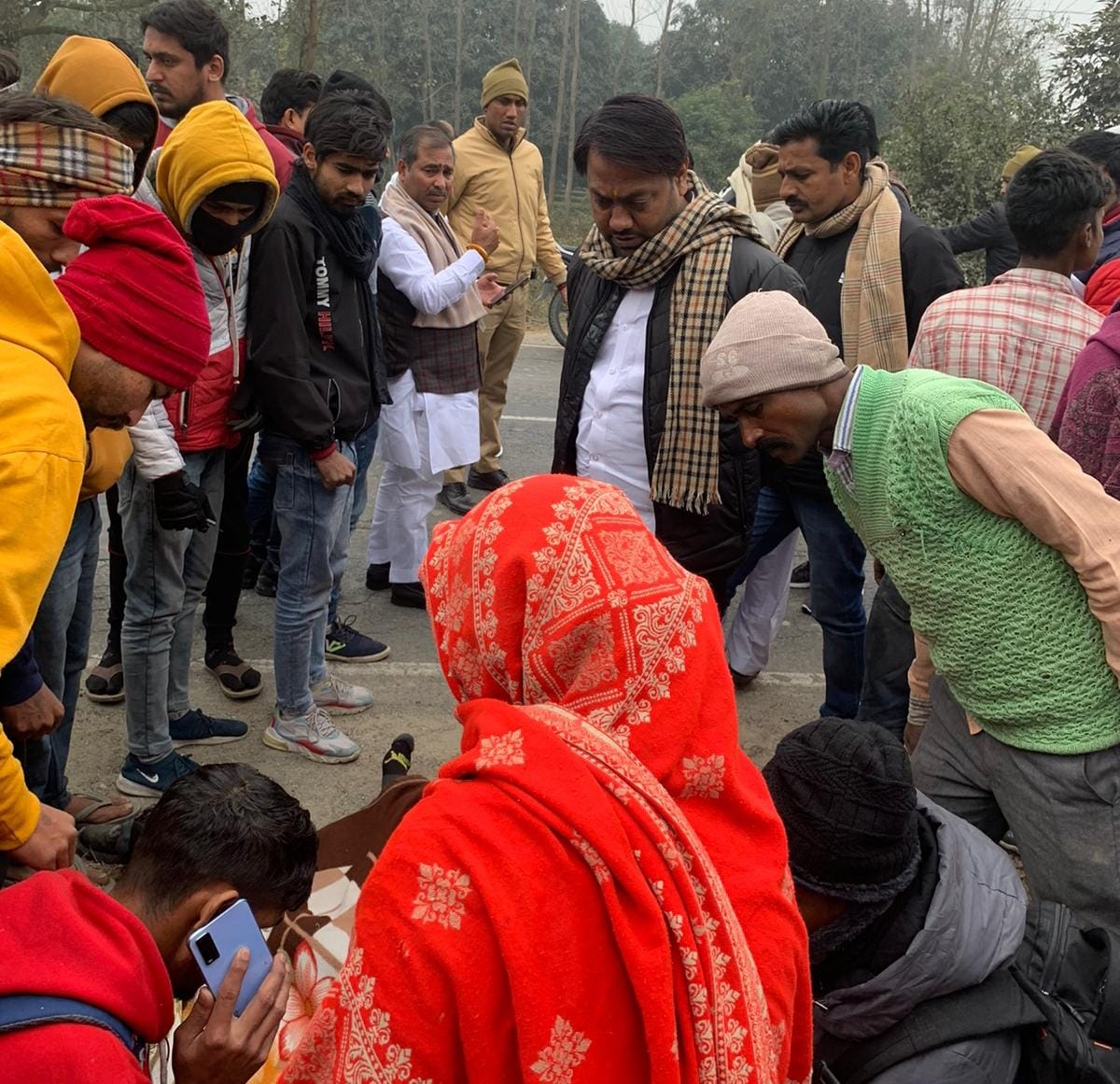 बेहट में हाईवे पर घायल व्यक्ति को देखकर रुके राज्य मंत्री बृजेश सिंह बेहट में हाईवे पर घायल व्यक्ति को देखकर रुके राज्य मंत्री बृजेश सिंह