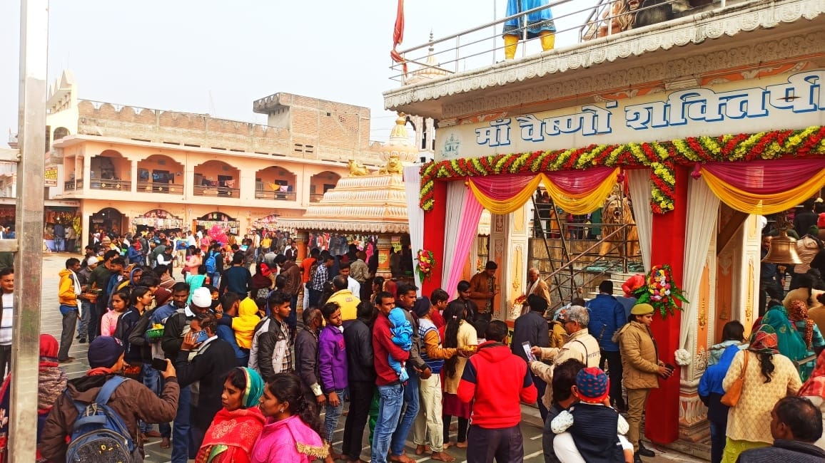डाला वैष्णो मंदिर शक्तिपीठ धाम में नव वर्ष पर दर्शन पुजन करने वालो की लगी भीड़। डाला वैष्णो मंदिर शक्तिपीठ धाम में नव वर्ष पर दर्शन पुजन करने वालो की लगी भीड़।