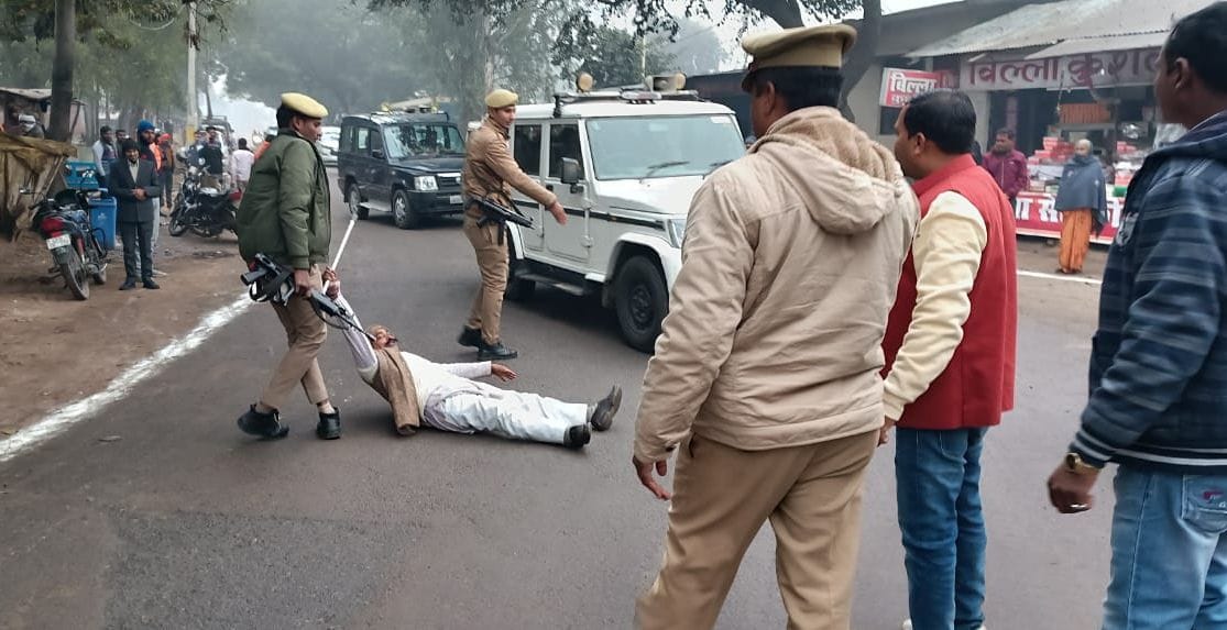 मुख्य सचिव उत्तर प्रदेश शासन के काफिले के सामने लेटे प्रजापति महासभा के प्रदेश उपाध्यक्ष राकेश ?