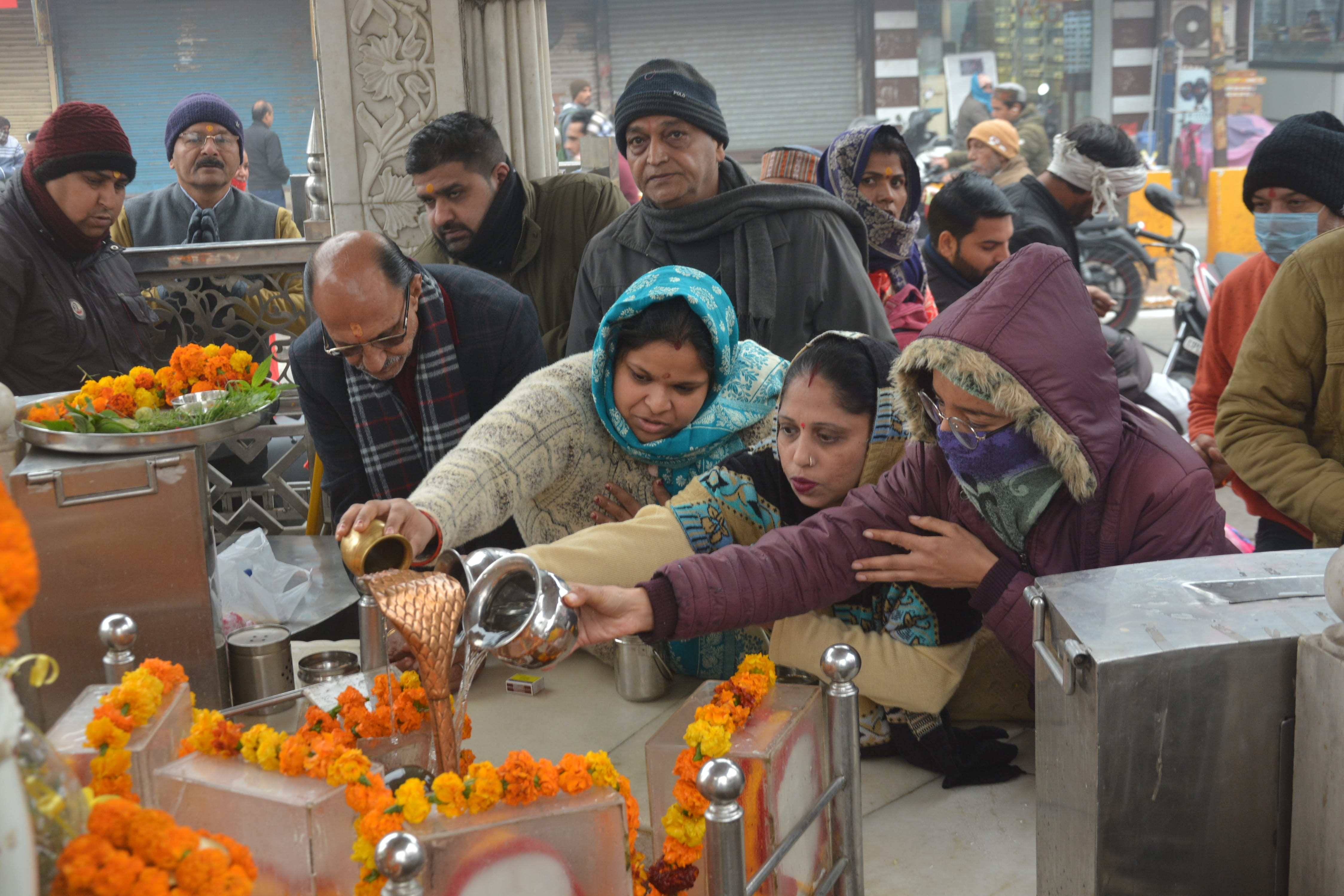नगर की शिव मूर्ति पर पूजा अर्चना कर नव वर्ष के पहले दिन की शुरुवात करते नागरिक।