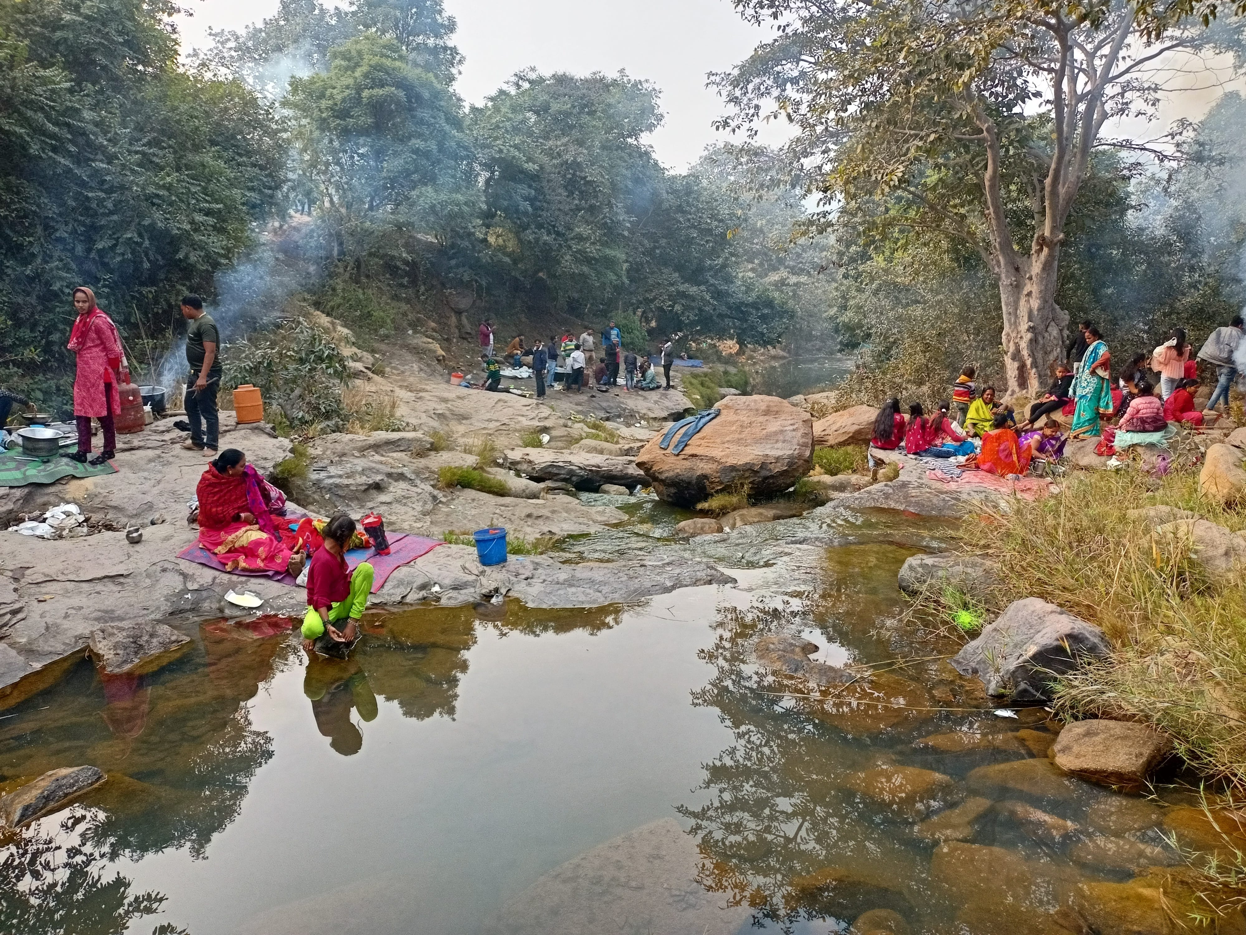 नव वर्ष पर झिंगुरदह स्थित झरना किनारे पिकनिक मनाते लोग नव वर्ष पर झिंगुरदह स्थित झरना किनारे पिकनिक मनाते लोग