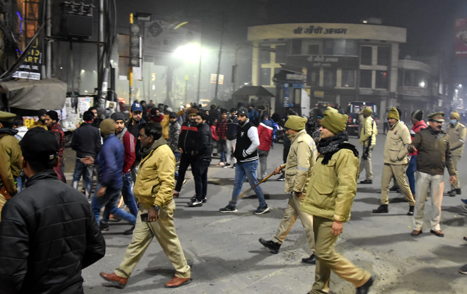 नववर्ष पर घंटाघर पर जश्न मनाते युवा को घंटाघर से युवाओ को हटाता पुलिस बल नववर्ष पर घंटाघर पर जश्न मनाते युवा को घंटाघर से युवाओ को हटाता पुलिस बल