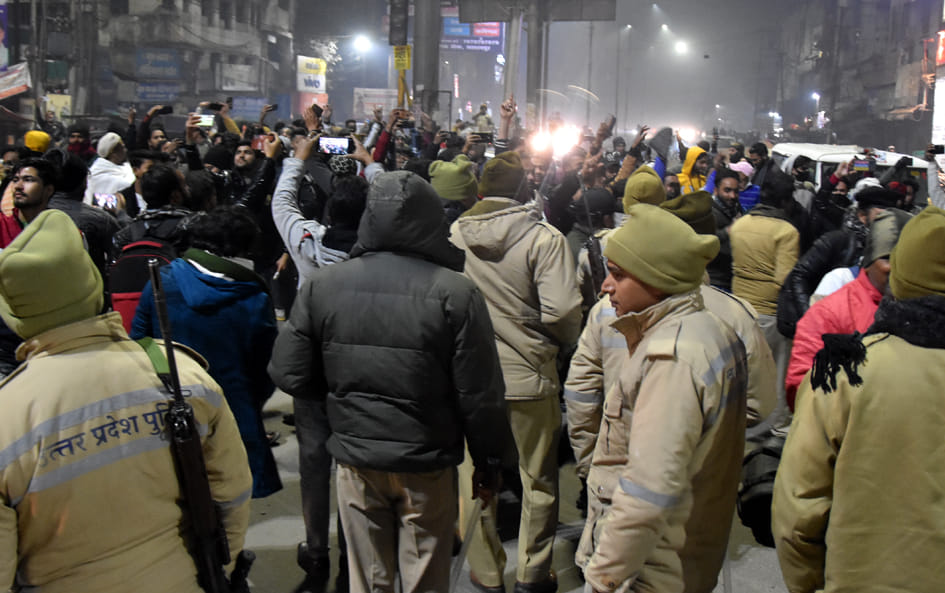 नववर्ष पर घंटाघर पर जश्न मनाते युवा तैनात पुलिस बल नववर्ष पर घंटाघर पर जश्न मनाते युवा तैनात पुलिस बल