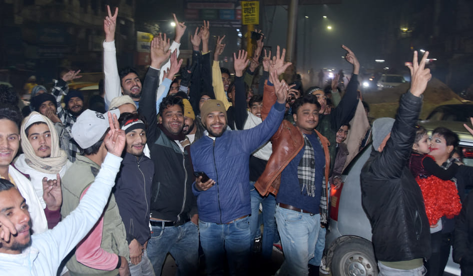 नववर्ष पर घंटाघर पर जश्न मनाते युवा नववर्ष पर घंटाघर पर जश्न मनाते युवा