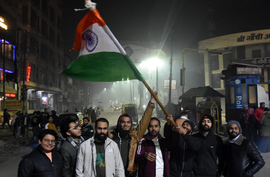 नववर्ष पर घंटाघर पर नववर्ष पर तिरंगा लेकर पहुंचे युवा नववर्ष पर घंटाघर पर नववर्ष पर तिरंगा लेकर पहुंचे युवा