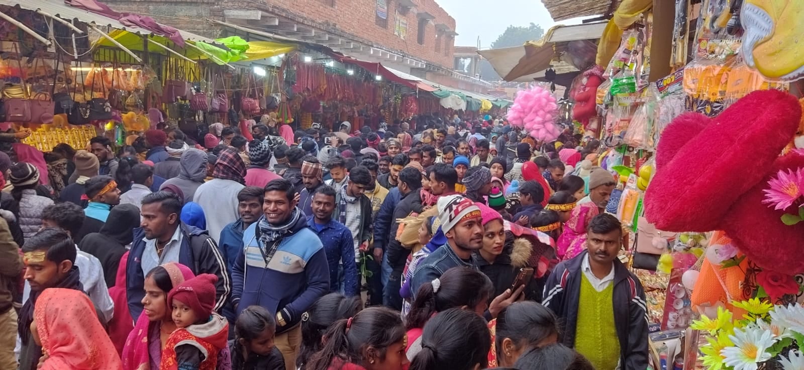 नववर्ष पर कोरंटाडीह स्थित मां मंगला भवानी मंदिर परिसर में दर्शन-पूजन के लिए उमड़ी श्रद्धालुओं क? नववर्ष पर कोरंटाडीह स्थित मां मंगला भवानी मंदिर परिसर में दर्शन-पूजन के लिए उमड़ी श्रद्धालुओं क?