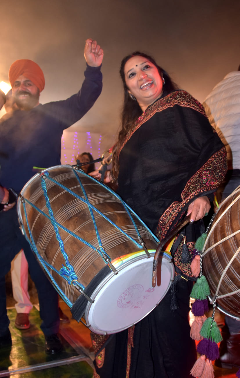सहारनपुर के दिल्ली रोड स्थित पैरामाउंट कॉलोनी नववर्ष का जश्न के दौरान ढोल बजाती महिला सहारनपुर के दिल्ली रोड स्थित पैरामाउंट कॉलोनी नववर्ष का जश्न के दौरान ढोल बजाती महिला