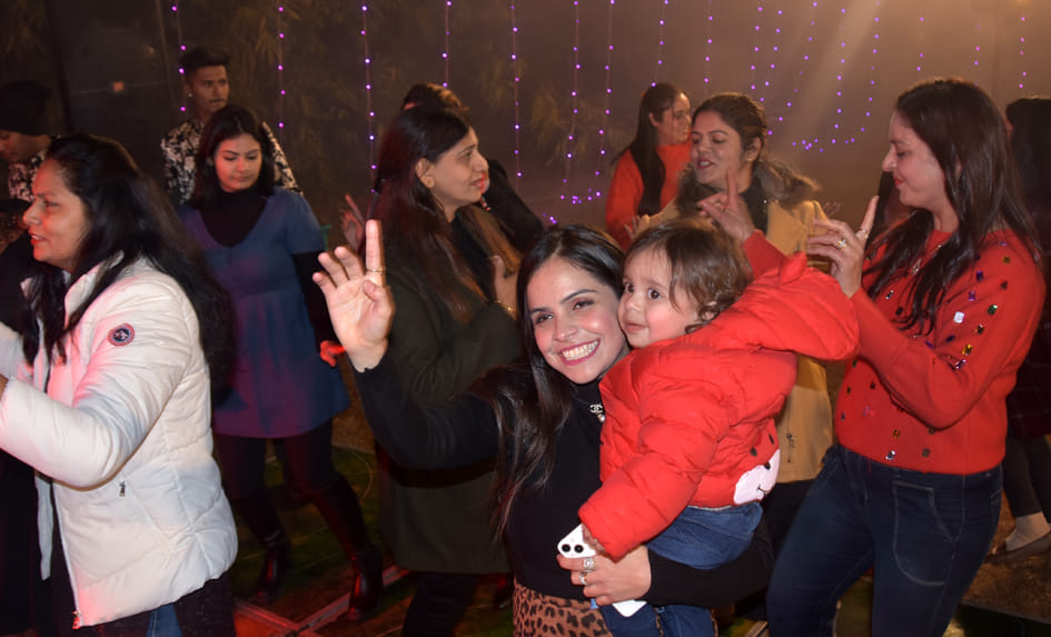 सहारनपुर के दिल्ली रोड स्थित पैरामाउंट कॉलोनी नववर्ष का जश्न मनाता परिवार सहारनपुर के दिल्ली रोड स्थित पैरामाउंट कॉलोनी नववर्ष का जश्न मनाता परिवार