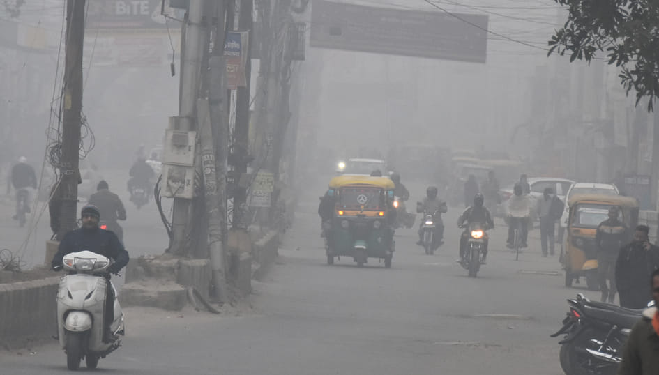 सहारनपुर में घने कोहरे में जाते वाहन सहारनपुर में घने कोहरे में जाते वाहन